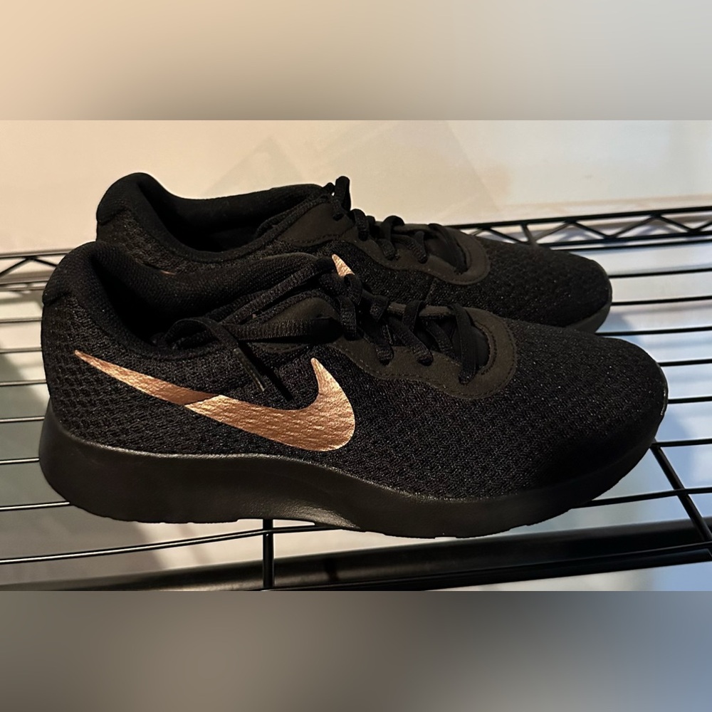 Nike Tanjun Women’s Sneakers